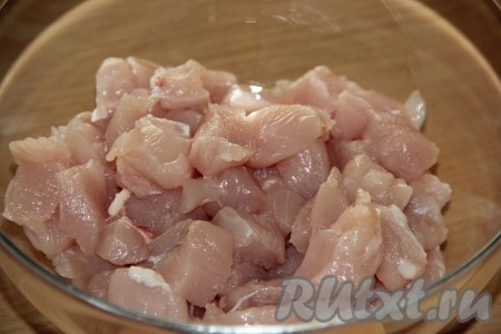 Куриную грудку нарезать на кусочки размером 1,5 см на 1,5 см.
