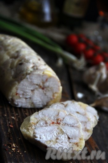 Нарезать на кусочки и подать к столу. Домашняя куриная колбаса, приготовленная в пищевой плёнке, получается очень вкусной, нежной и ароматной, она станет замечательной альтернативой колбаске, купленной в магазине.
