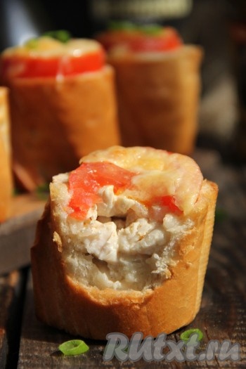 Багет с начинкой из курицы, помидоров и сыра, запечённый в духовке, получается очень сочным и по вкусу напоминает жульен в булочке.
