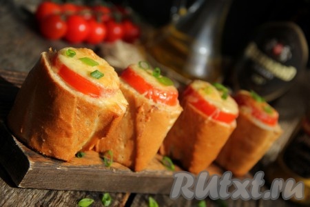 Вот такие аппетитные и очень вкусные стаканчики из багета с начинкой получились, к столу их лучше подать в горячем виде.
