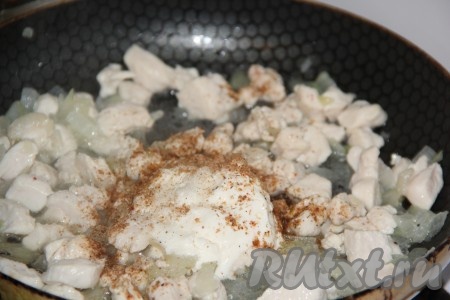Посолить и добавить специи по вкусу.

