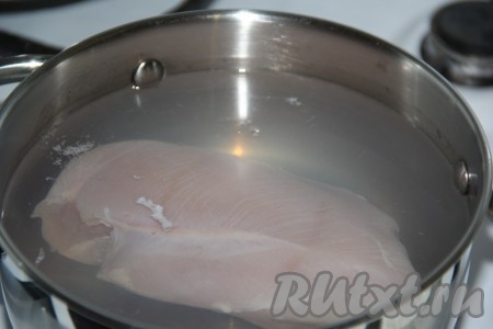 Куриное мясо предварительно сварить до готовности. Я использовала куриное филе и варила его минут 25.
