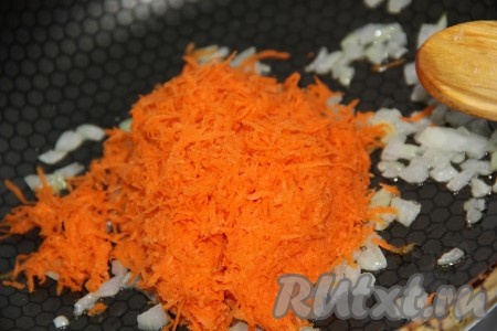 По истечении 3 минут к луку добавить морковь, натёртую на мелкой тёрке, обжаривать, иногда помешивая, в течение 7 минут на среднем огне. Затем переложить овощную зажарку со сковороды на тарелку.
