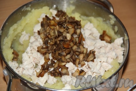Затем добавить жареные шампиньоны и пропущенный через пресс чеснок.
