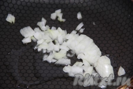 Пока картошка&nbsp; варится, приготовим овощную зажарку, для этого нужно влить в сковороду растительное масло, выложить мелко нарезанный лук и обжарить минуты 3 на среднем огне, периодически перемешивая.
