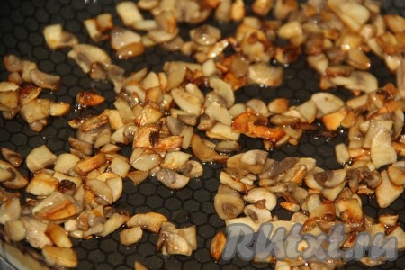 Обжарить грибы на среднем огне в течение 10-15 минут (до полного испарения жидкости и подрумянивания грибочков), перемешивая времени от времени.
