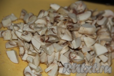 Шампиньоны промыть и нарезать на пластинки.
