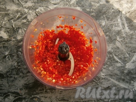 Перцы и чеснок измельчить в блендере до однородности.
