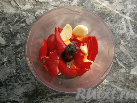 Болгарский перец очистить от семян, острый перец, по желанию, можете оставить с семенами. Нарезать острый и болгарский перцы, поместить в чашу блендера, сюда же добавить и очищенный чеснок.
