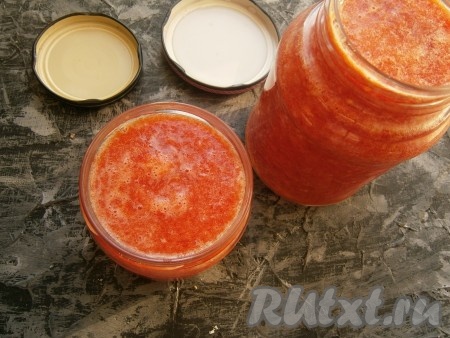 Разлить соус по предварительно простерилизованным и высушенным баночкам, закрутить прокипяченными сухими крышками.