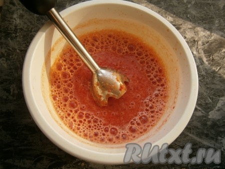 Перемешать получившуюся массу и пробить погружным блендером в течение 2-3 минут. Острый соус чили приобретёт нежную и бархатистую структуру.
