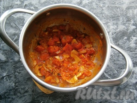 Перемешать содержимое кастрюли и тушить на медленном огне, не накрывая крышкой, периодически помешивая, около 15 минут. Помидоры и лук должны стать мягкими.
