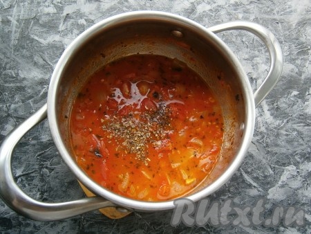 Всыпать щепотку орегано, добавить соль и чёрный молотый перец по вкусу, довести до кипения.
