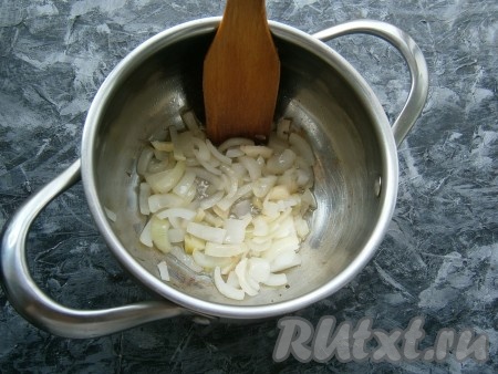 Поставить кастрюлю на средний огонь и, помешивая, обжарить лук с чесноком в течение 3-4 минут.
