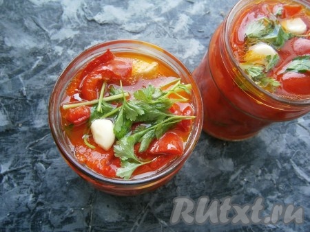 Готовый перец выкладывать плотно в банки слоями, пересыпая их петрушкой и зубчиками чеснока. Сверху должны быть зелень и чеснок. В каждую пол-литровую баночку с перцем влить по 2 чайные ложки уксуса и долить доверху маринадом.
