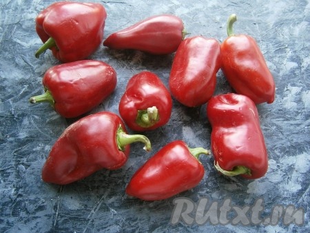 Взвесить красный болгарский перец, вымыть его и обсушить.

