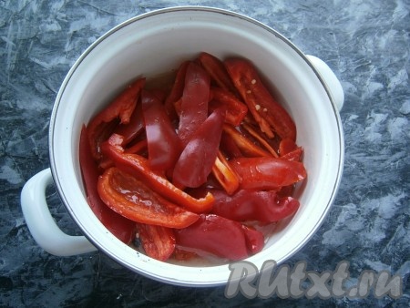 Довести маринад до кипения, выкладывать в него болгарский перец частями (я варила перец в 2 захода). После закипания маринада уменьшить огонь и варить перец под прикрытой крышкой около 5-7 минут, пару раз его перемешав.
