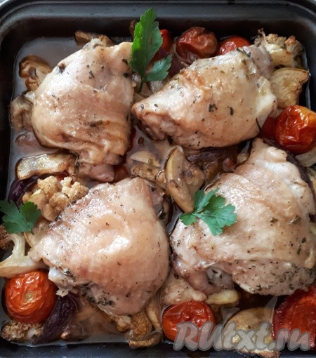 Куриные бедра, запечённые с овощами