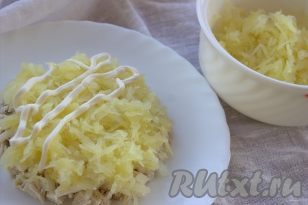 Очистить остывший картофель от кожуры, а затем натереть на средней тёрке и равномерно разложить поверх маринованного лука, смазать майонезом.