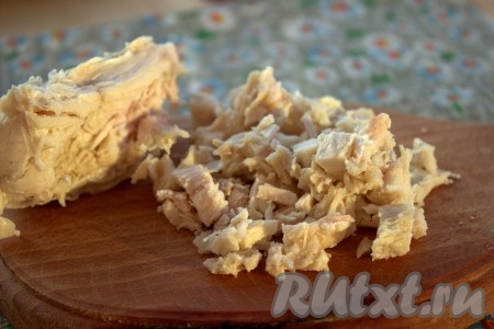 Куриное филе тщательно вымыть. В кастрюлю влить воду, поставить на огонь, довести до кипения. Посолить кипящую воду и аккуратно выложить в неё куриное филе, уменьшить огонь до минимума и варить мясо до готовности (примерно, 20 минут). Готовность куриного филе проверить с помощью ножа или вилки. Если вилка легко входит в мясо - значит готово. Готовое филе охладить и нарезать небольшими кубиками.