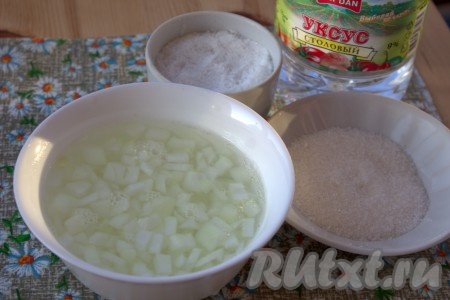 Очистить лук, нарезать небольшими кубиками и выложить в салатник подходящего размера. Влить к луку уксус, добавить сахар (по желанию, можно добавить щепотку соли) и кипяток, перемешать и оставить мариноваться минут на 30.