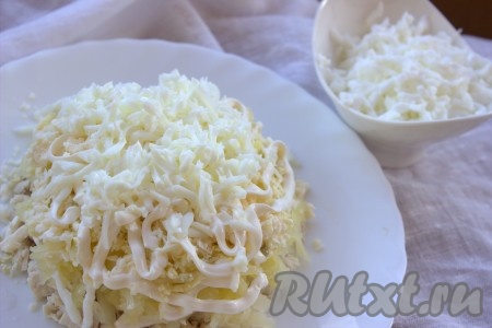 Завершающим слоем выложить белки, натёртые на средней тёрке.