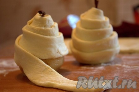 Слегка растягивая полоски из теста, обернуть их вокруг остывших груш, начиная от плодоножки (как показано на фото), закрепляя тесто у основания груши.
