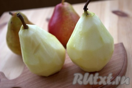 Груши вымыть, снять кожицу, оставляя плодоножку.
