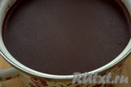 В кастрюлю подходящего размера налить 600 мл воды, поставить огонь. Когда вода закипит, уменьшить огонь до минимума, засыпать в кастрюлю сахар, ванилин и корицу, добавить мёд, хорошо перемешать и проварить до полного растворения сахара (в течение 1-2 минут).
