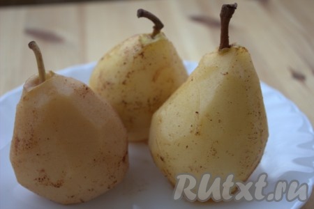 По прошетвии времени аккуратно вынуть груши из кастрюли и дать немного остыть. В это время разогреть духовку до 180 градусов.
