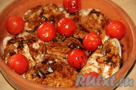 Залить курицу получившимся соусом.
