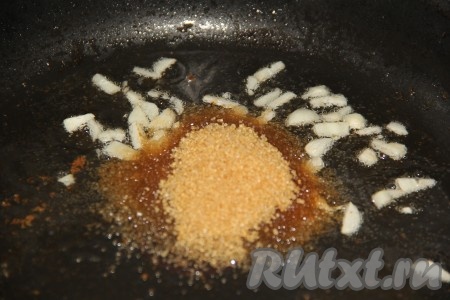 К чесноку добавить сахар.
