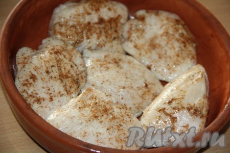 Переложить курицу в жаропрочную форму.
