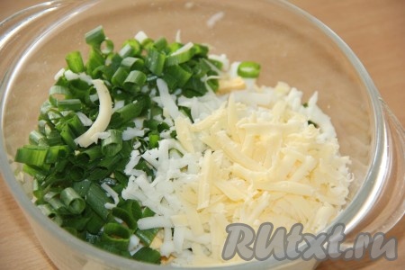 Соединить нарезанные яйца и лук, добавить натёртый на крупной тёрке сыр.
