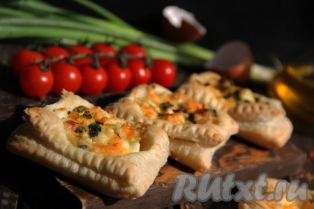 Готовые слойки с начинкой из зелёного лука и яиц подавать с пылу с жару. Очень вкусная и красивая выпечка получилась!
