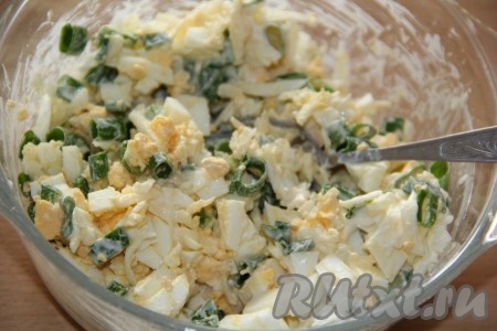 Добавить майонез и перемешать начинку.
