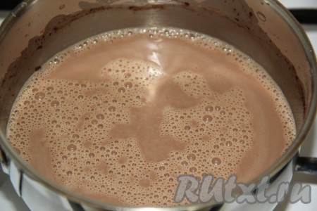 Затем влить оставшееся молоко и поставить сотейник на огонь.
