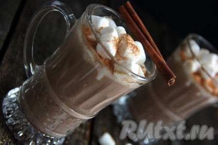 Разлить вкусное и ароматное какао с корицей по кружкам и подать к столу. При желании, можно украсить напиток сверху зефирками маршмеллоу. 