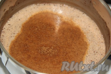 Довести какао до кипения, добавить корицу.