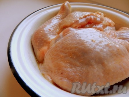 Оливковое масло смешать с морской солью и перцами. Куриные бедра вымыть, высушить и натереть этой смесью. Оставить на час.