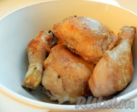 Через час обжарить кусочки курицы на сковороде с двух сторон до золотистой корочки, переложить в толстостенную кастрюлю, добавить немного воды, поставить тушить на медленном огне.
