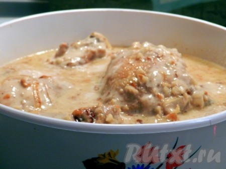 Приготовить соус для курицы. Лук обжарить до золотистого цвета, добавить чеснок, муку, немного обжарить и добавить измельченные грецкие орехи. Залить сливками, перемешать, посолить, поперчить соус по вкусу, добавить щепотку мускатного ореха, довести до кипения и выключить. Вылить соус из грецких орехов в кастрюлю с курицей. Тушить минут 25-30 до готовности.
