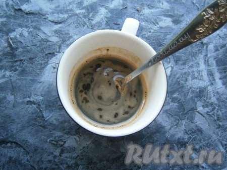 Приготовить эспрессо из любого подходящего кофе (это может быть и свежемолотый, сваренный в турке кофе, может быть и растворимый). В кофейнях эспрессо готовят особым способом, только из свежемолотого кофе и под давлением. Ну а в домашних условиях нужно сделать просто крепкий напиток, я готовила его из растворимого кофе: 2 чайные ложки кофе (с горкой) залила 70 мл горячей воды. Можно сварить крепкий кофе в турке, исходя из расчёта 15 грамм свежемолотых зёрен на 70 мл воды.
