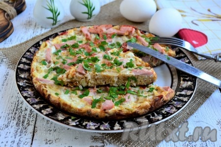 Подавать очень вкусный, сытный омлет, приготовленный с белокочанной капустой на сковороде, в горячем виде. 