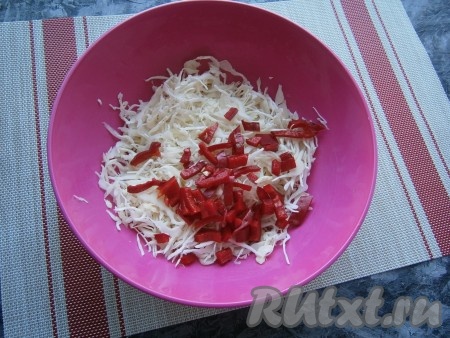 Капусту тонко нашинковать, чуть посолить и помять руками. Болгарский перец очистить от семян, а затем нарезать тонкими кусочками и добавить к капусте.
