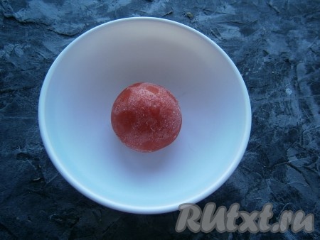 Завязать крепко или застегнуть пакет и отправить помидоры в морозилку. Дать им полностью замерзнуть. Помидоры станут твёрдыми, как ледяные комочки. Перед использованием нужно будет достать необходимое количество помидоров из пакета и снова его завязать. Замороженные помидоры нужно поместить в миску.
