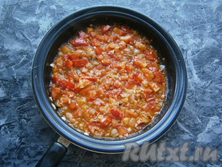 Посолить, посыпать любыми грузинскими специями, снова перемешать, протушить на небольшом огне 3-5 минут, помешивая иногда.
