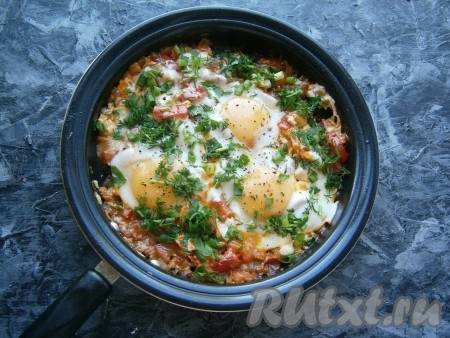 Накрыть сковороду крышкой и на небольшом огне готовить яичницу по-грузински ещё минут 5 (белки яиц должны свернуться, а желток остаться жидким). Готовое блюдо посолить и щедро посыпать измельчённой зеленью укропа и петрушки, а также поперчить.
