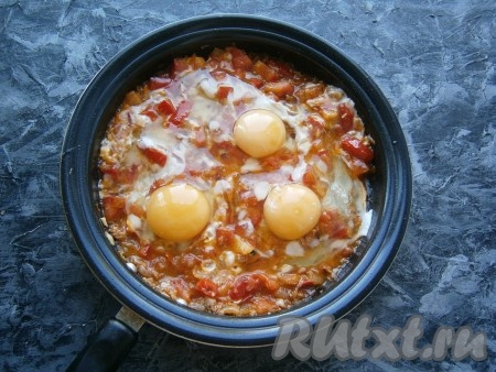 Аккуратно вбить яйца.