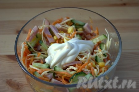 Салат хорошо перемешать, по желанию, можно посолить (я не солила, мне хватило соли в карбонаде). Заправить салатик майонезом непосредственно перед подачей на стол.
